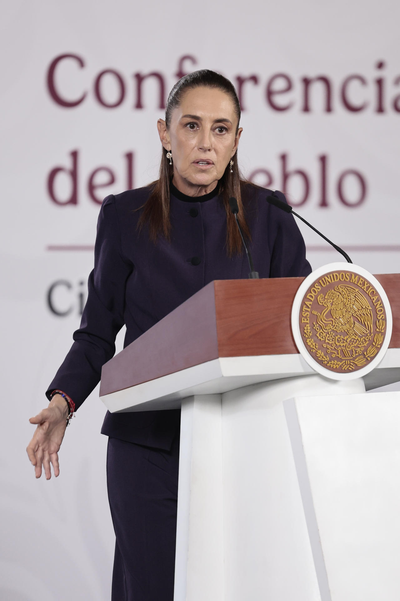 La presidenta de México, Claudia Sheinbaum, habla en una rueda de prensa este lunes, en el Palacio Nacional de Ciudad de México (México). EFE/José Méndez
