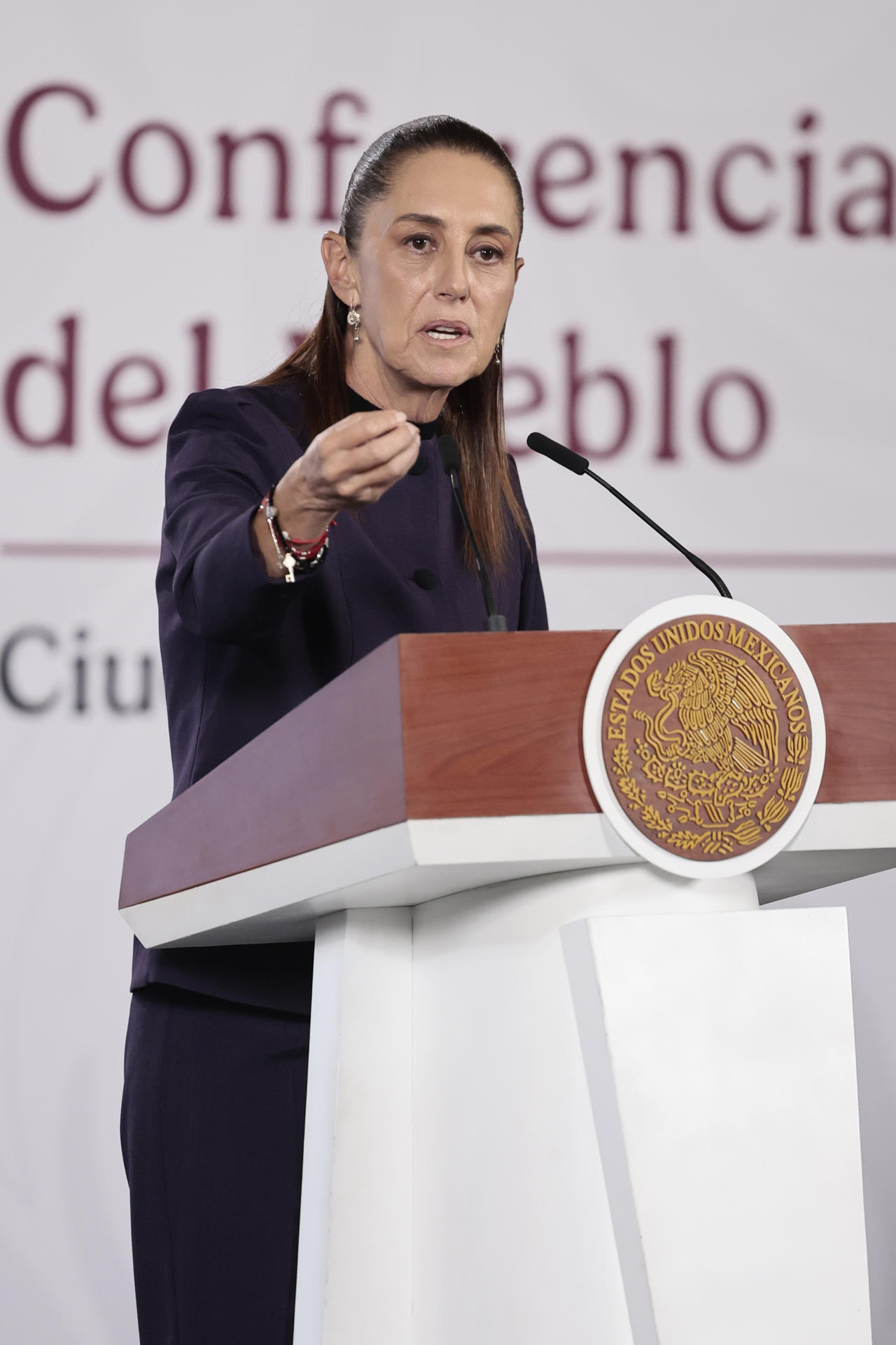 La presidenta de México, Claudia Sheinbaum, habla en una rueda de prensa este lunes, en el Palacio Nacional de Ciudad de México (México). EFE/José Méndez
