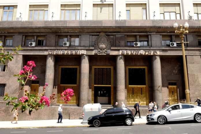 Fotografía de archivo de una vista general del frontispicio de la sede del Ministerio de Economía de Argentina, en Buenos Aires (Argentina). EFE/Fabián Mattiazzi
