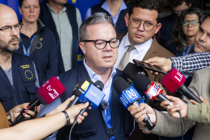 AME2600. LIMA (PERÚ), 18/05/2026.- Fotografía cedida por la Misión de Observación Electoral de la Unión Europea (MOE UE) del jefe adjunto de la MOE UE en Perú, Alexander Gray, hablando con periodistas este lunes, en Lima (Perú). La UE en Perú reiteró que no existen evidencias de un fraude en las elecciones generales del pasado 12 de abril, frente a la insistencia del candidato ultraderechista Rafael López Aliaga en denunciar sin pruebas que fue perjudicado para no estar en la segunda vuelta presidencial. EFE/ (MOE/UE)/SOLO USO EDITORIAL NO VENTAS /SOLO DISPONIBLE PARA ILUSTRAR LA NOTICIA QUE ACOMPAÑA (CRÉDITO OBLIGATORIO)
