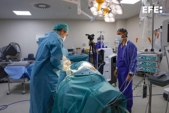 Fotografía de archivo, tomada el pasado 28 de diciembre, en la que se captó a un equipo de médicos en un quirófano. EFE/Zipi
