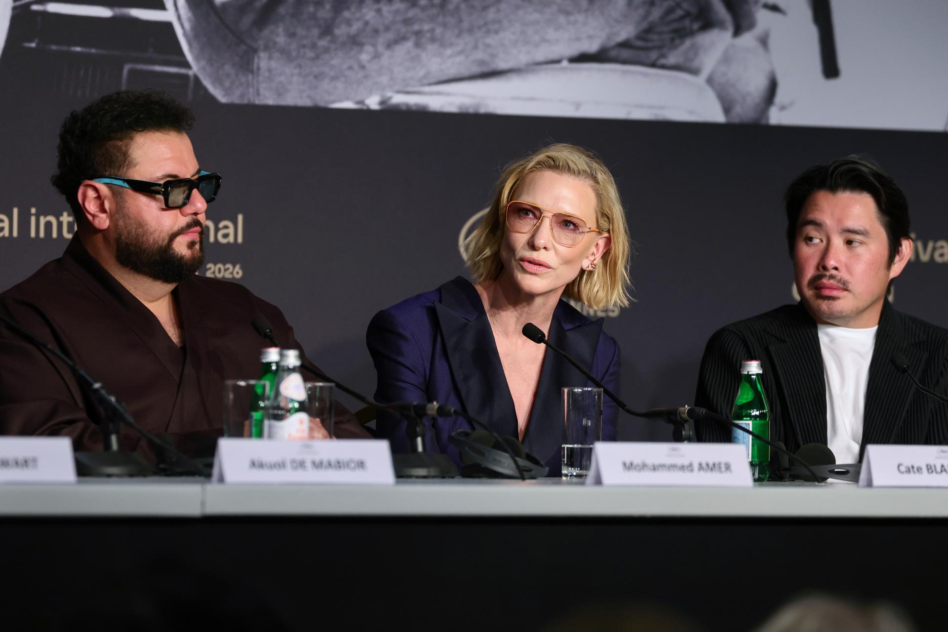 De izquierda a derecha, Mo Amer, Cate Blanchett y Bao Nguyen en la presentación del Fondo de Cine para Desplazados. EFE/EPA/ADNREAS RENTZ / POOL
