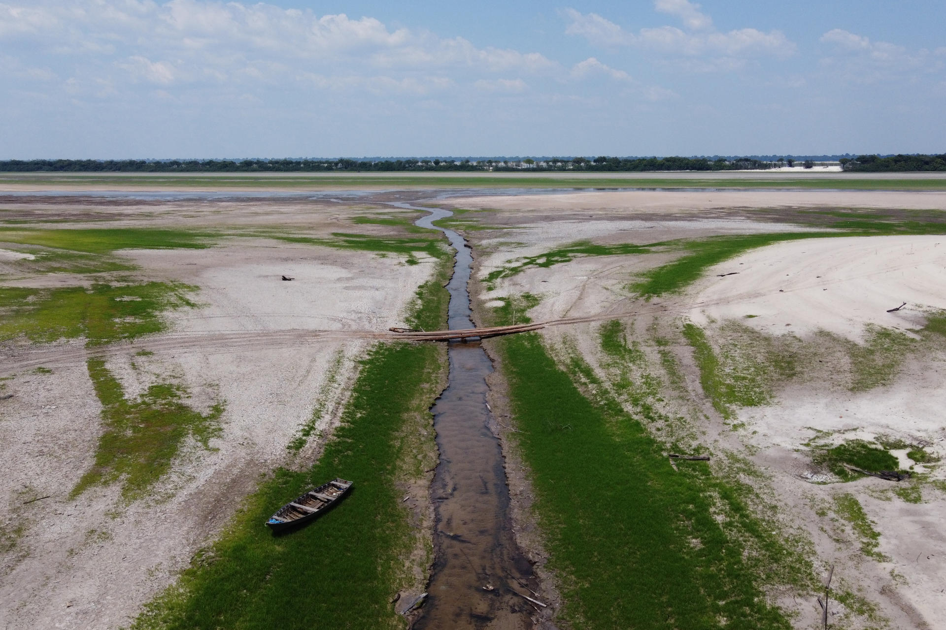Fotografía aérea de archivo donde se muestra una zona de río Negro afectada por una sequía en el estado de Amazonas (Brasil). EFE/ André Coelho
