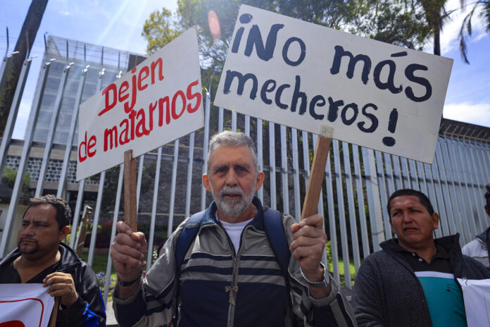 Pacientes de cáncer y diálisis de la Amazonía ecuatoriana se manifiestan por el retraso de ocho meses en el pago de los recursos destinados a su atención este lunes, frente a la Asamblea Nacional de Quito (Ecuador). EFE/ José Jácome
