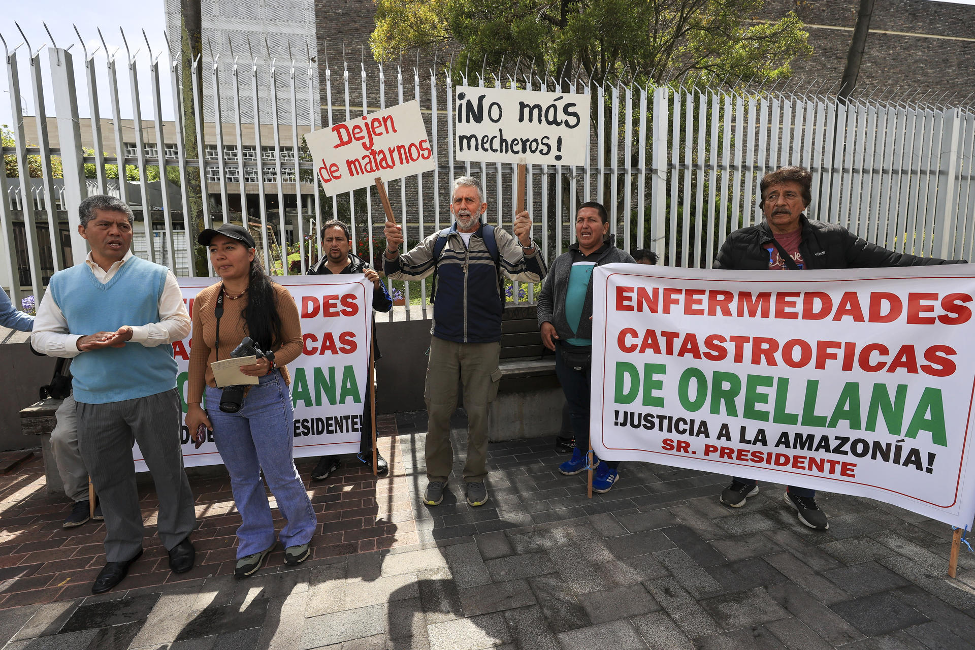 Pacientes de cáncer y diálisis de la Amazonía ecuatoriana se manifiestan por el retraso de ocho meses en el pago de los recursos destinados a su atención este lunes, frente a la Asamblea Nacional de Quito (Ecuador). EFE/ José Jácome
