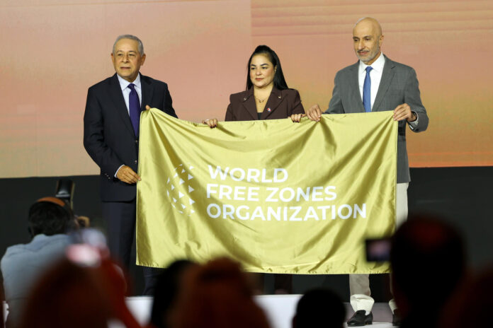 Fotografía cedida este 18 de mayo por Chris Barquero que muestra a la viceministra de Fomento a la Agroindustria de República Dominicana, Anibelca Mena (c), y el embajador de República Dominicana en Panamá, Roberto Salcedo (i), al recibir la bandera de Wolrd Free Zones Organization de manos del Mohammed Al Zarooni (d), presidente de la Organización Mundial de las Zonas Francas (World FZO), luego de que República Dominicana fuera designada como el país anfitrión del 13 Congreso Mundial anual en 2027, en Ciudad de Panamá (Panamá). EFE/Chris Barquero
