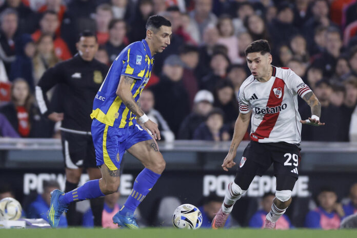 Fotografía del 16 de mayo de 2026 en la que se observa a Gonzalo Montiel, de River Plate, al disputa el balón con Ángel Di María, de Rosario Central, en un partido de las semifinales de la Liga Argentina entre River Plate y Rosario Central en el estadio Monumental, en Buenos Aires (Argentina). EFE/ Juan Ignacio Roncoroni
