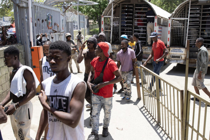 Hombres caminan de regreso a Haití tras ser deportados por autoridades de migración en Elías Piña (República Dominicana). Fotografía de archivo. EFE/ Orlando Barría
