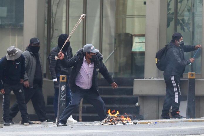 Un grupo de opositores antigubernamentales fue captado este 18 de mayo al enfrentarse con la policía, en el centro de La Paz (Bolivia). EFE/Luis Gandarillas
