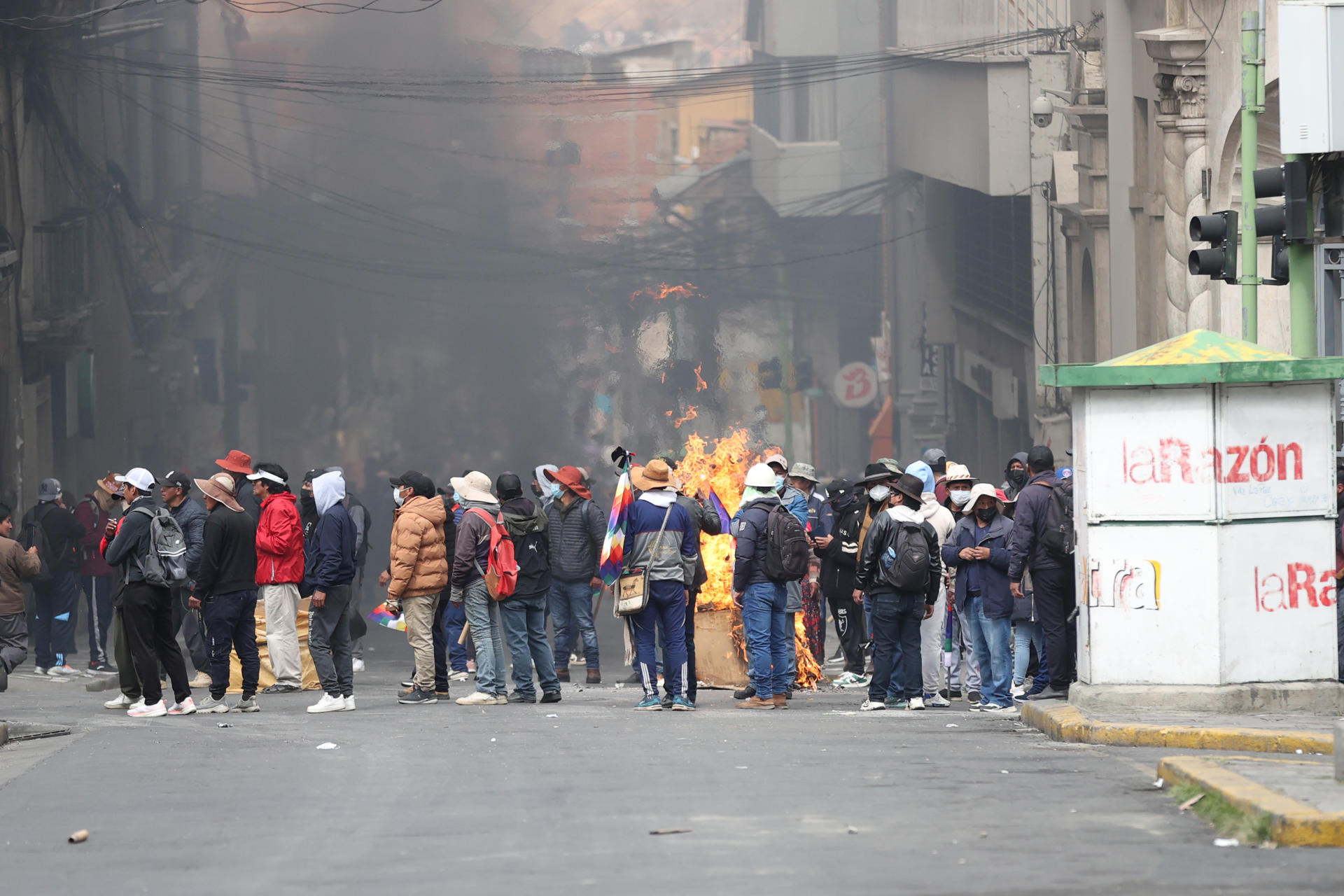Un grupo de opositores antigubernamentales fue captado este 18 de mayo al enfrentarse con la policía, en el centro de La Paz (Bolivia). EFE/Luis Gandarillas