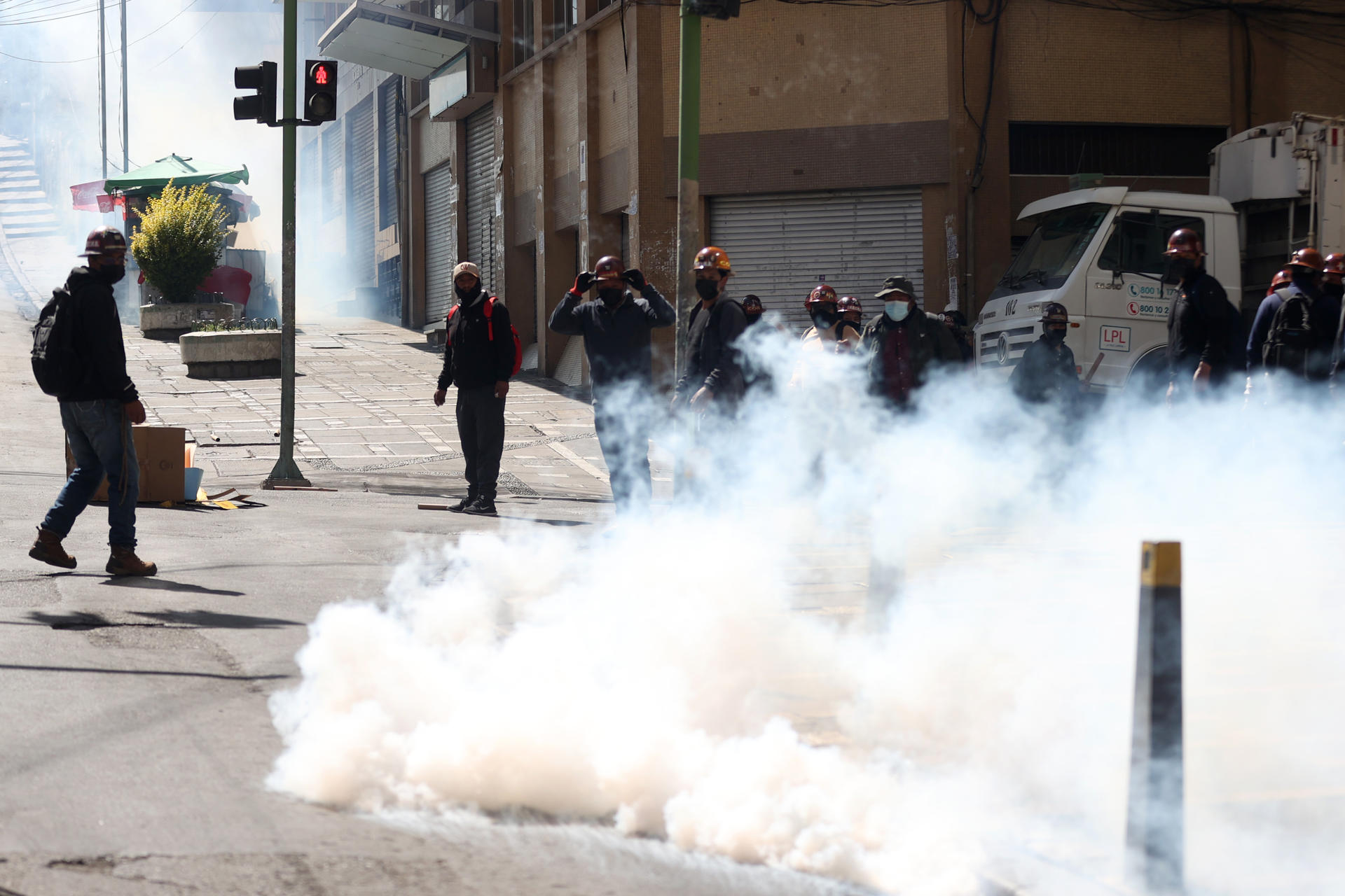 Un grupo de opositores antigubernamentales fue captado este 18 de mayo al enfrentarse con la policía, en el centro de La Paz (Bolivia). EFE/Luis Gandarillas