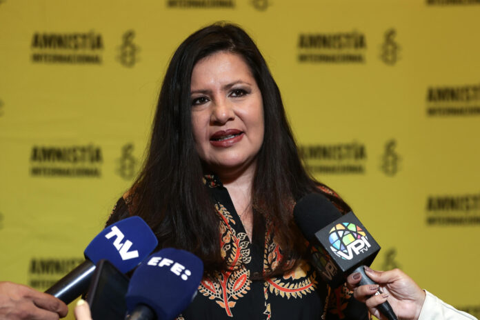 La directora senior global de Investigación, Campaña, Incidencia y Política de Amnistía Internacional (AI), Erika Guevara Rosas, habla con periodistas tras un encuentro en defensa de los derechos humanos en Caracas (Venezuela). EFE/ Ronald Peña R
