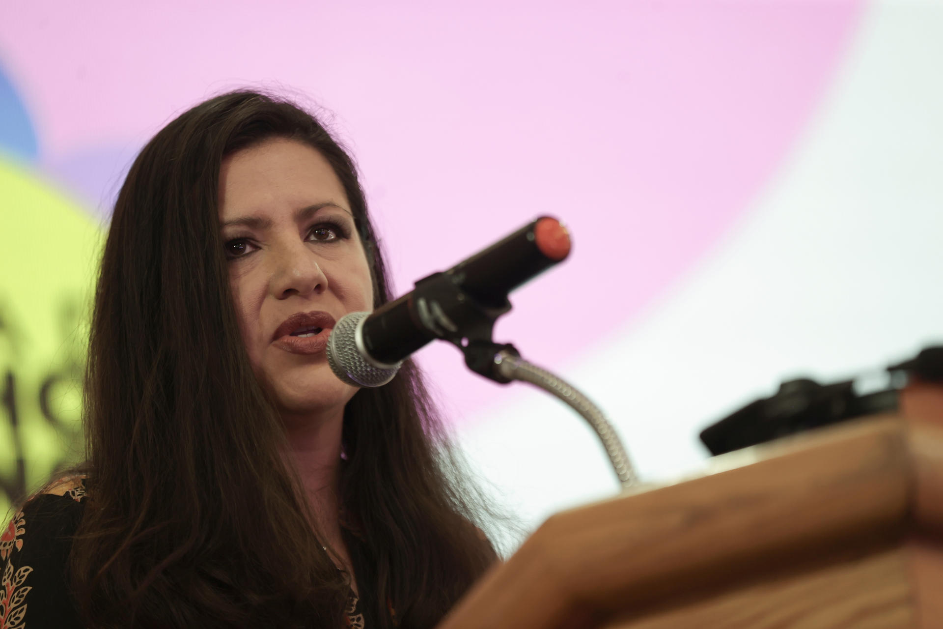 La directora senior global de Investigación, Campaña, Incidencia y Política de Amnistía Internacional (AI), Erika Guevara Rosas, habla en un evento de la AI para reconocer la labor de expertos, organizaciones y activistas de la defensa de los derechos humanos en Venezuela en Caracas (Venezuela). EFE/ Ronald Peña R
