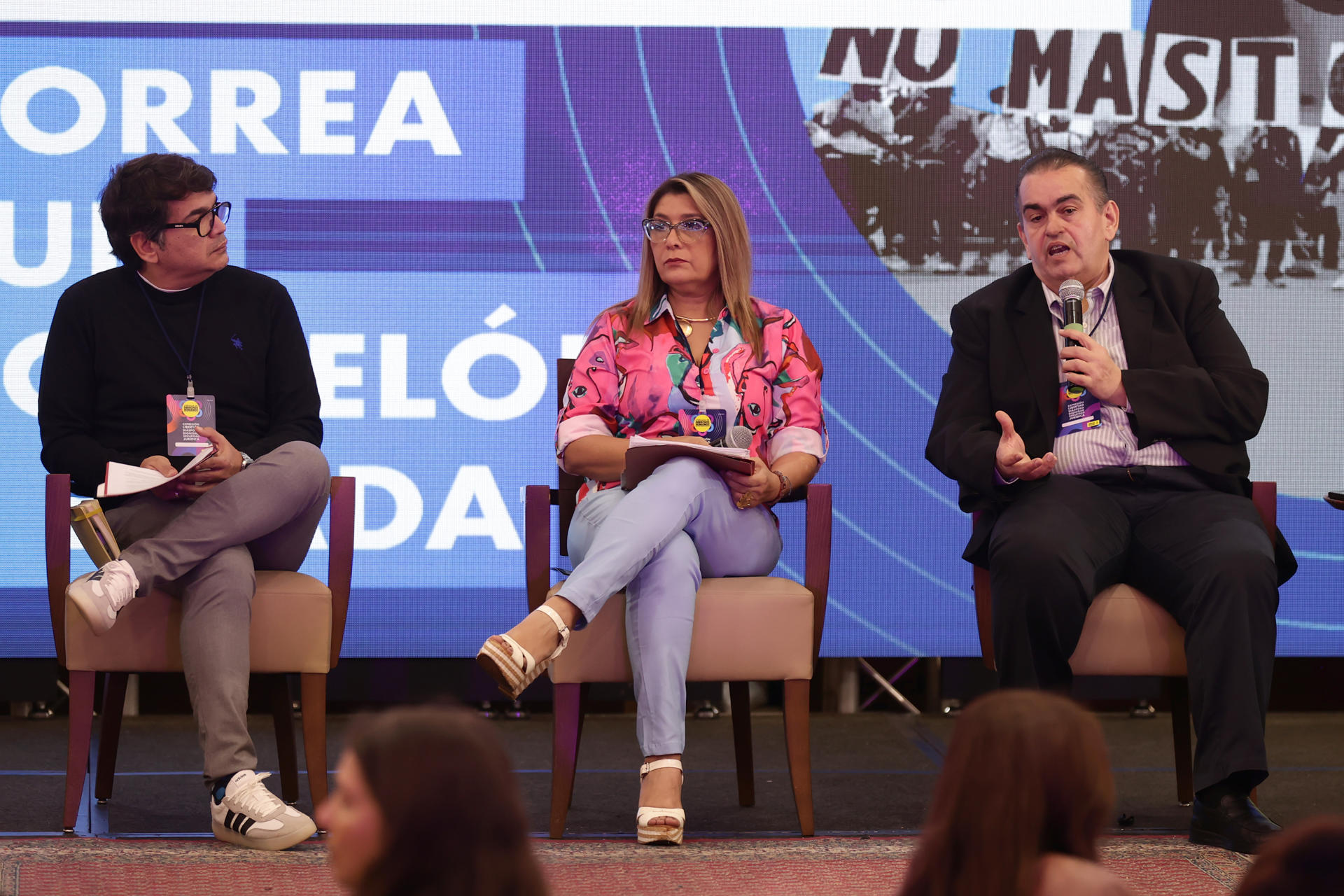El director de Espacio público, Carlos Correa (d), la secretaria general del Colegio Nacional de Periodistas, Delvalle Canelón (c), y el secretario general del Sindicato Nacional de Trabajadores de la Prensa, Marco Ruiz, participan en un evento de la Amnistía Internacional (AI) para reconocer la labor de expertos, organizaciones y activistas de la defensa de los derechos humanos en Venezuela en Caracas (Venezuela). EFE/ Ronald Peña R
