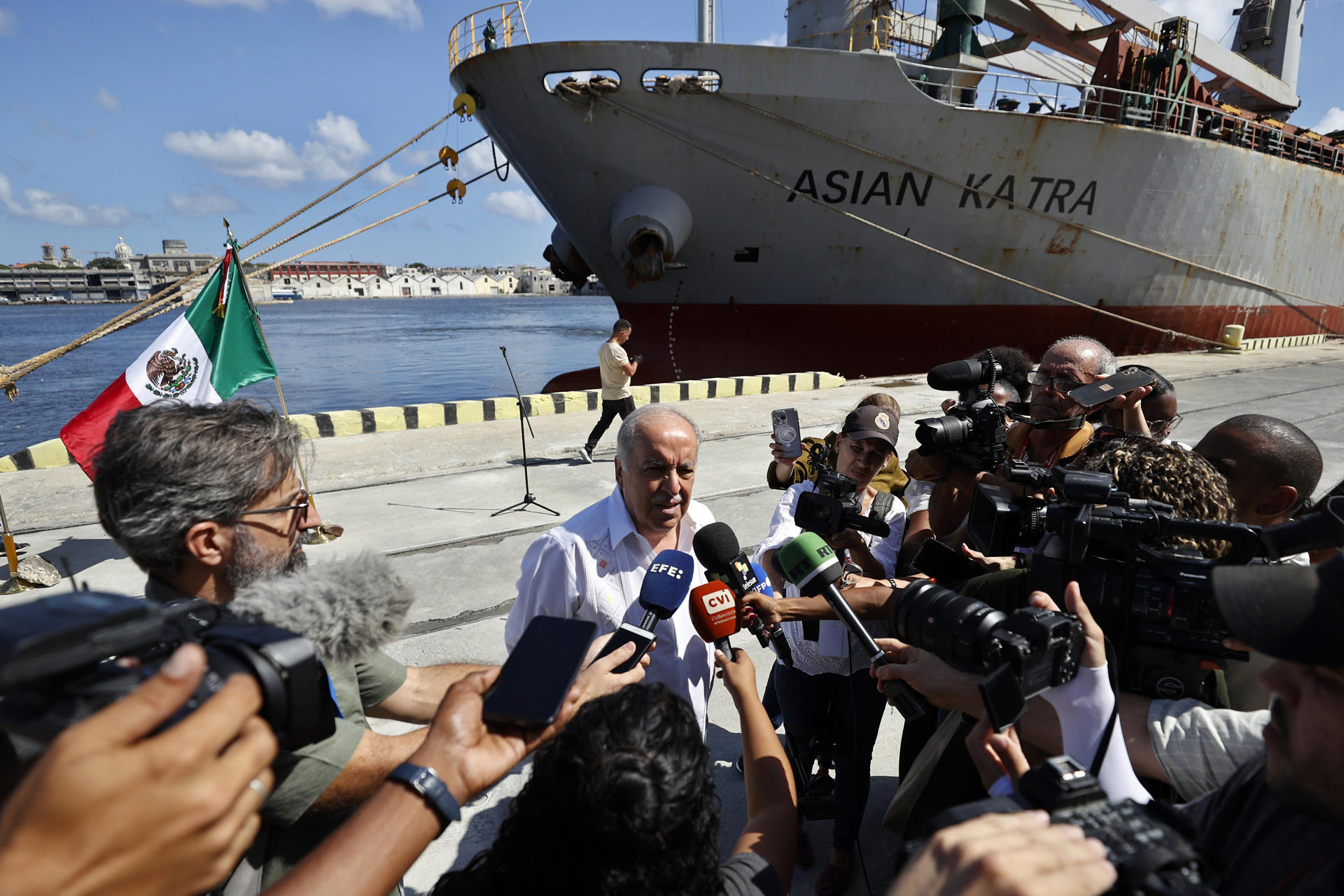 AME2577. LA HABANA (CUBA), 18/05/2026.- El embajador de México, Miguel Ignacio Díaz Reynoso (c), habla durante una rueda de prensa este lunes, en La Habana (Cuba). El barco mercante Asian Katra atracó en la bahía de La Habana con ayuda humanitaria procedente de México y Uruguay para el pueblo cubano, que sufre apagones y una profunda crisis económica gravada por el bloqueo petrolero de EEUU. EFE/ Ernesto Mastrascusa
