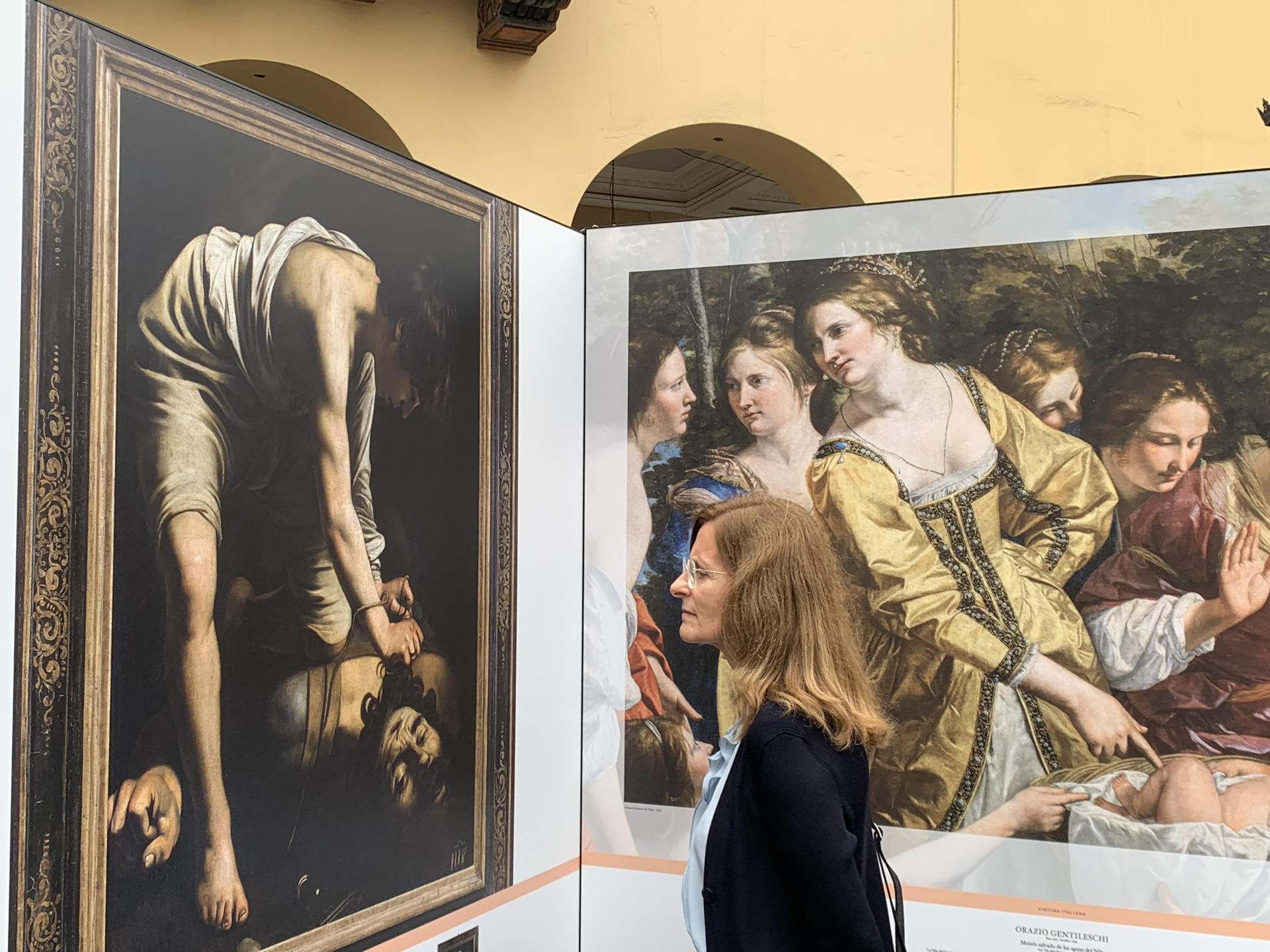 Una persona observa la exposición al aire libre del Museo del Prado, donde se exhiben muestras de algunas de las obras más representativas del emblemático museo español, este lunes, en Lima (Perú). EFE/Paula Bayarte

