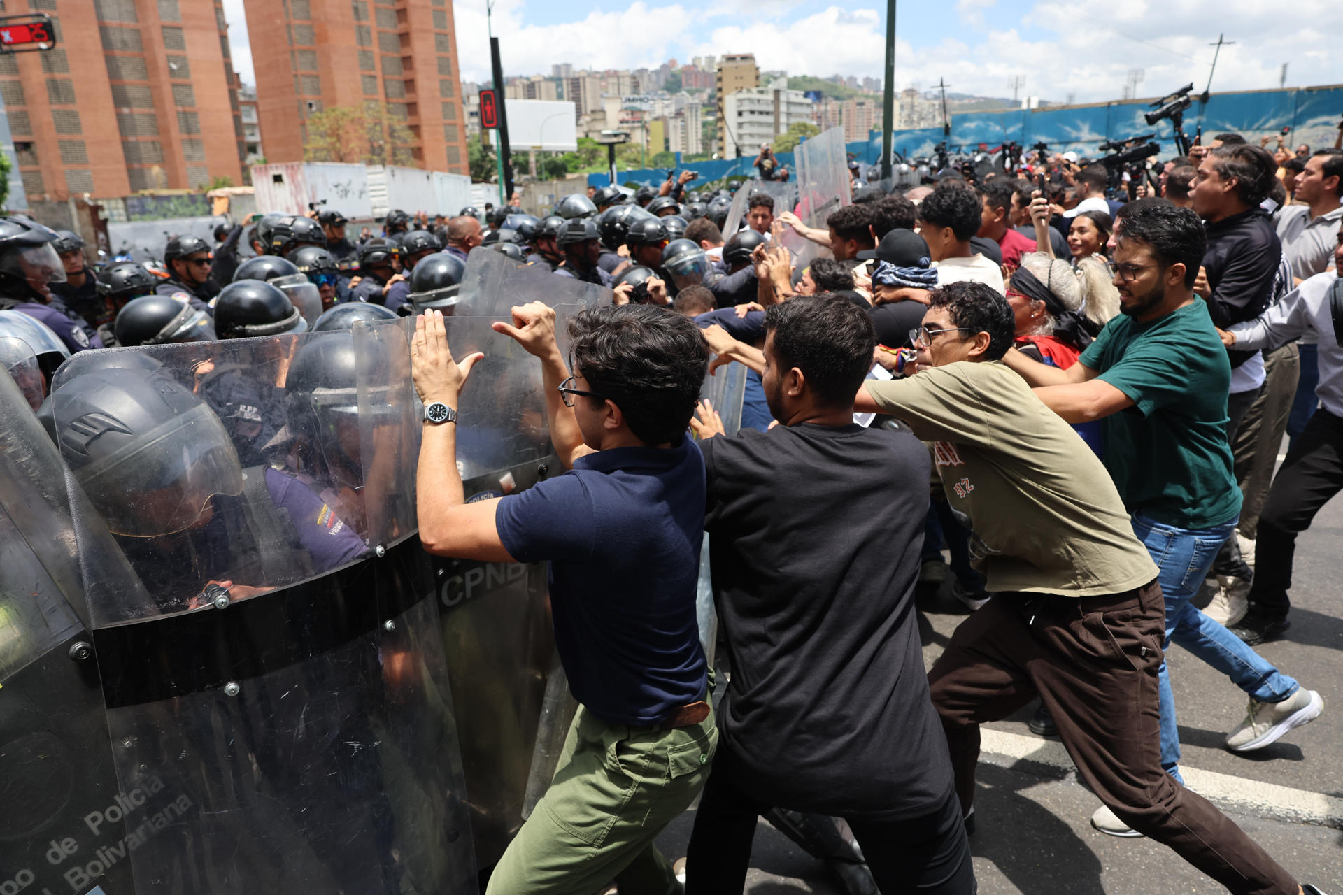 Estudiantes universitarios se enfrentan con integrantes del Cuerpo de Policía Nacional Bolivariana (CPNB) este lunes, durante un homenaje por la muerte de Carmen Navas, en Caracas (Venezuela). EFE/ Miguel Gutiérrez
