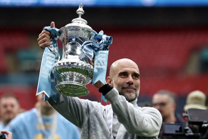 El jugador del Manchester City Pep Guardiola celebra la consecución de la FA Cup este pasado sábado en Wembley, Londres, Reino Unido. EFE/EPA/NEIL HALL
