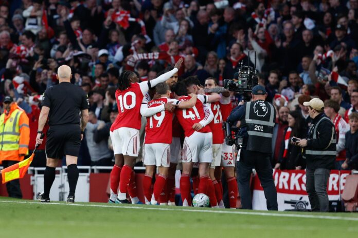 Los jugadores del Arsenal celebran el 1-0 de Kai Havertz durante el partido de la Premier League que han jugado Arsenal FC y Burnley FC, en Londres, Reino Unido. EFE/EPA/DAVID CLIFF
