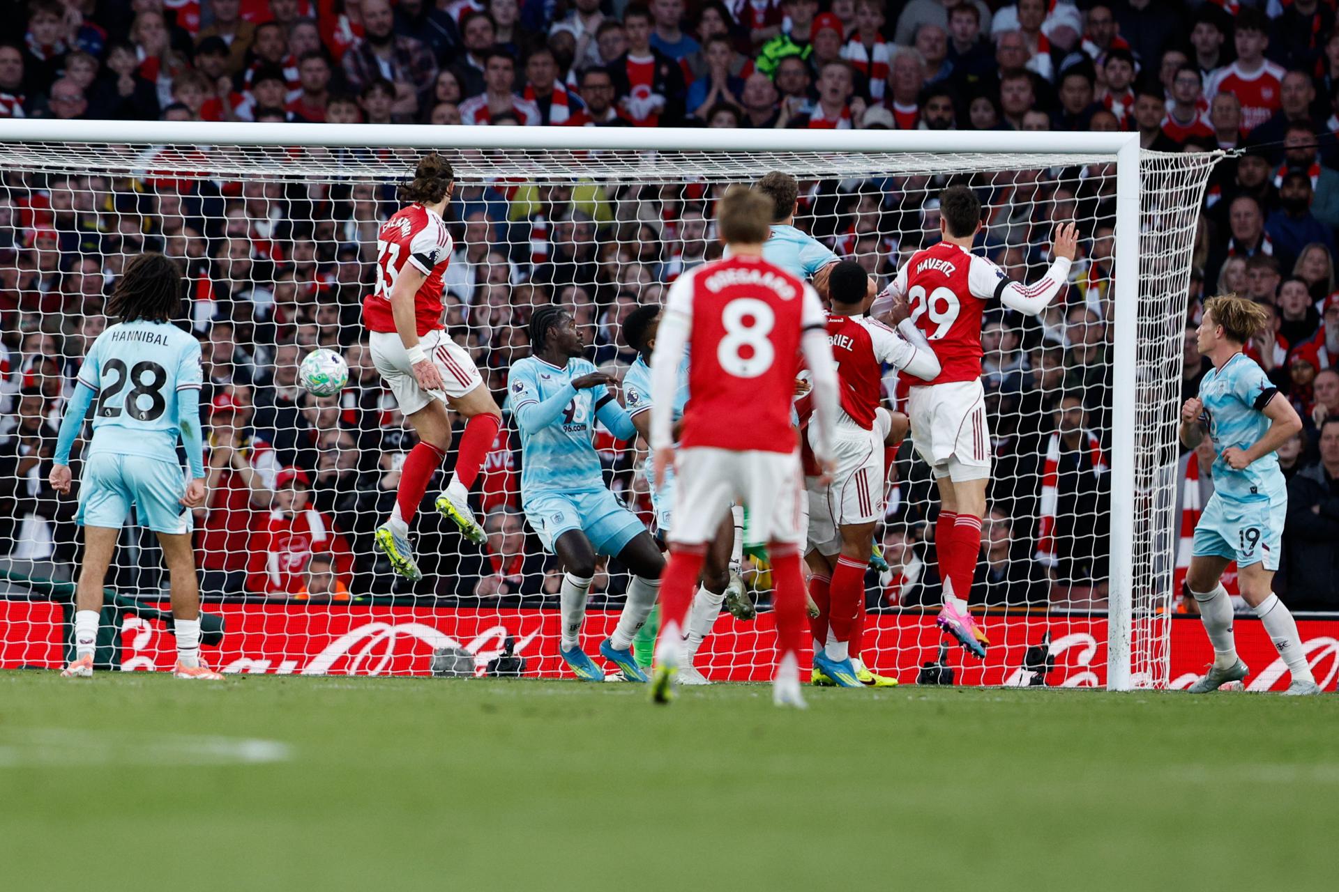 El jugador del Arsenal Kai Havertz logra el 1-0 durante el partido de la Premier League que han jugado Arsenal FC y Burnley FC, en Londres, Reino Unido. EFE/EPA/DAVID CLIFF
