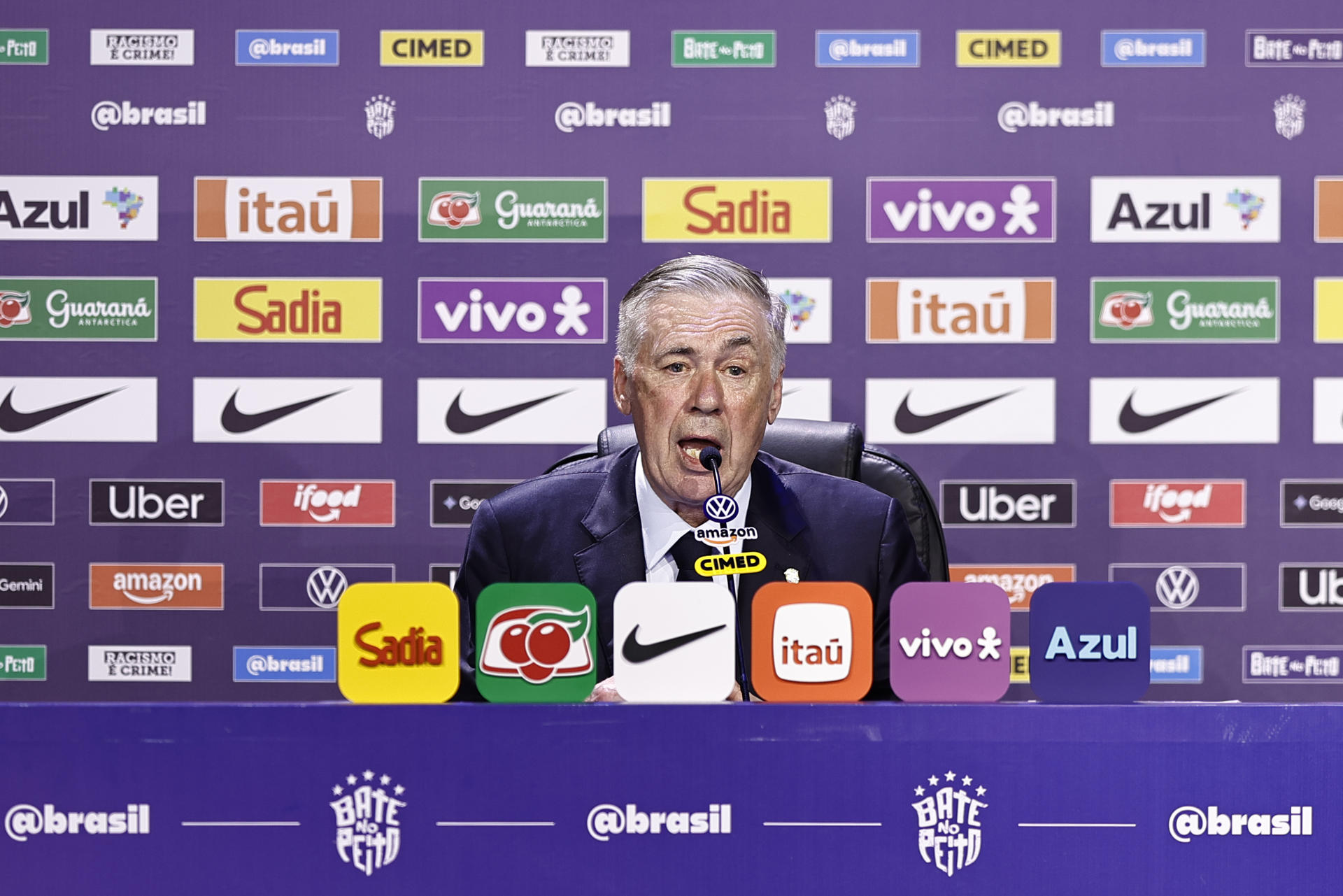 El seleccionador de Brasil, el italiano Carlo Ancelotti, habla durante la rueda de prensa en la que anunció la lista de los 26 convocados para el Mundial 2026 en Río de Janeiro (Brasil). EFE/ Andre Coelho
