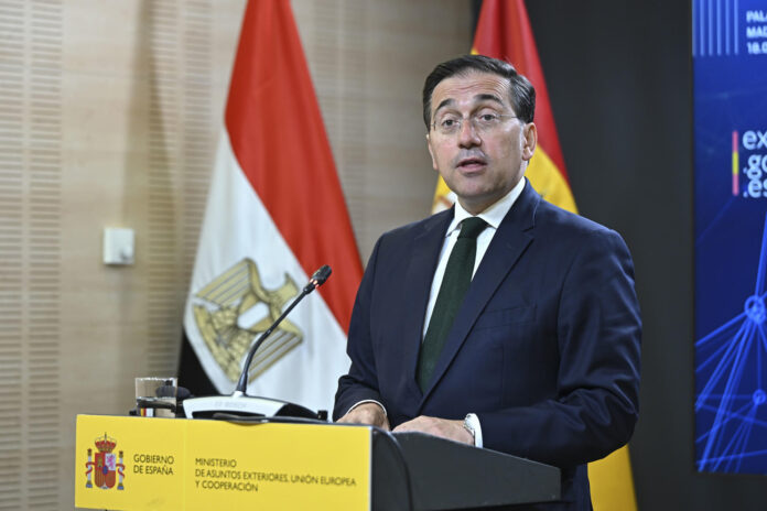 El ministro de Asuntos Exteriores, José Manuel Albares, durante la rueda de prensa junto a su homólogo egipcio, Badr Abdelaty, este lunes en el Palacio de Viana. EFE/ Fernando Villar
