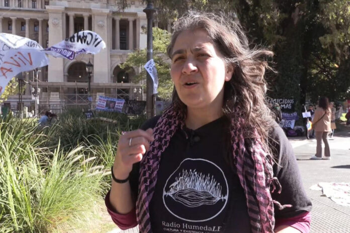 Captura de video que muestra a la vocera del colectivo Coordinadora Lesbicidios Nunca Más, Miriam Djeordjian, hablando durante una entrevista con EFE este lunes, frente a los tribunales en Buenos Aires (Argentina). EFE/Julieta Barrera
