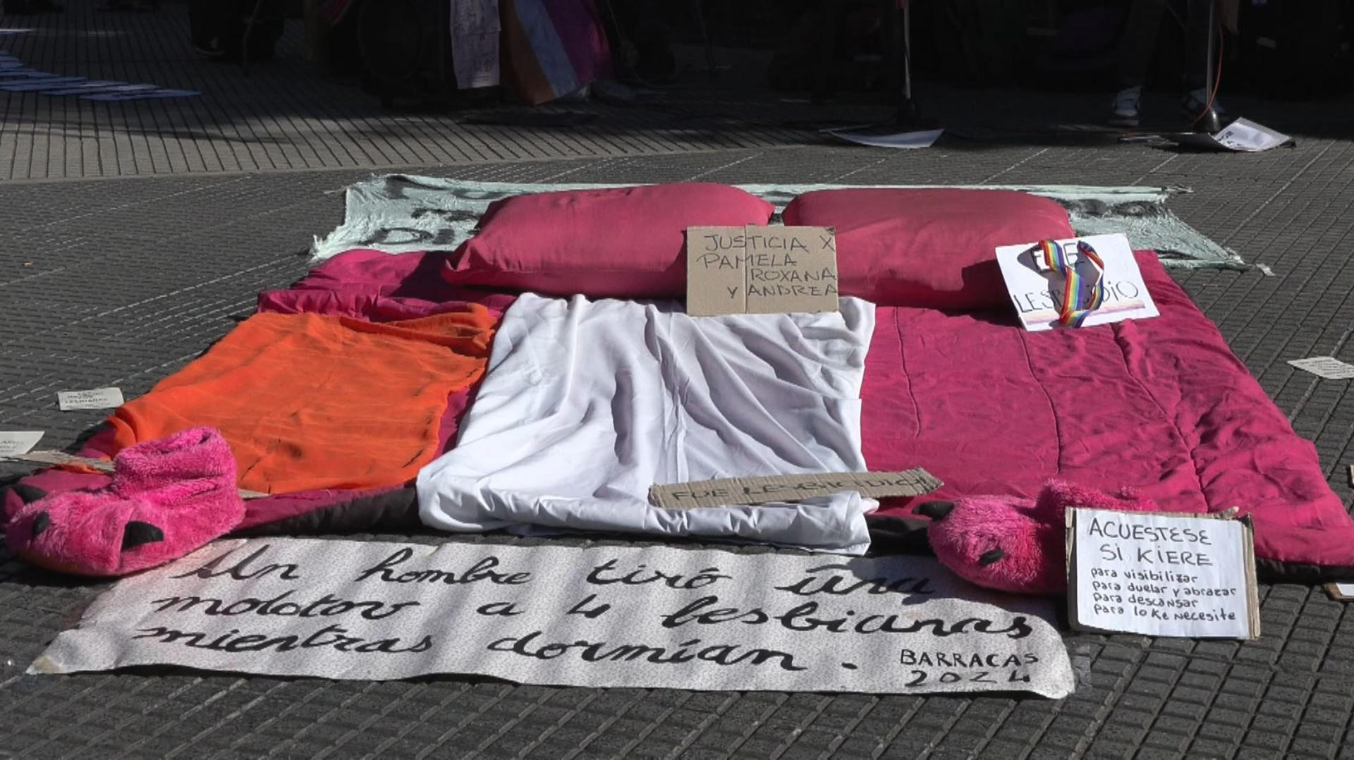 Captura de video que muestra una representación durante una protesta convocada por la Coordinadora Lesbicidios Nunca Más este lunes, frente a los tribunales en Buenos Aires (Argentina). EFE/ Julieta Barrera
