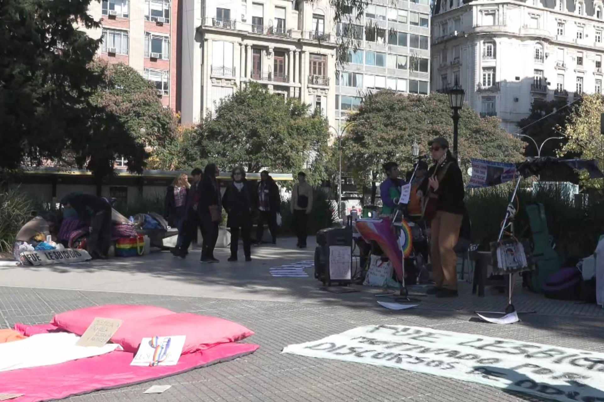 Captura de video que muestra una protesta convocada por la Coordinadora Lesbicidios Nunca Más este lunes, frente a los tribunales en Buenos Aires (Argentina). EFE/ Julieta Barrera
