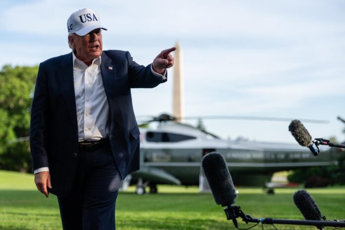 El presidente de Estados Unidos, Donald Trump, fue captado este 18 de mayo a su llegada al ala sur a la Casa Blanca, en Washington DC (EE.UU.). EFE/Eric Lee/Pool
