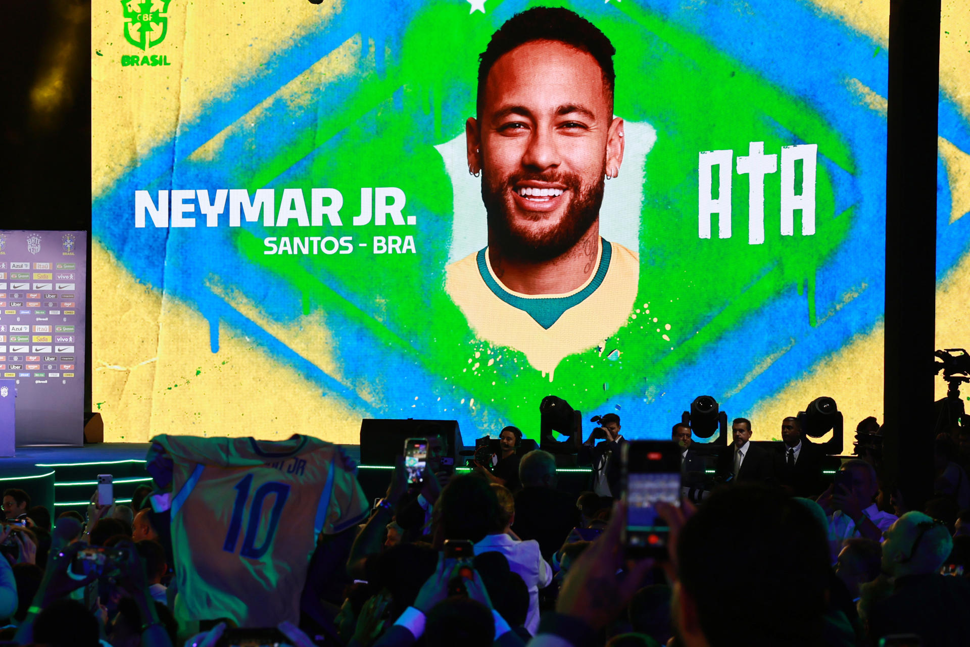 Personas celebran el llamado del futbolista Neymar para el Mundial 2026, tras más de dos años y medio ausente de la Canarinha, por parte del seleccionador de Brasil, el italiano Carlo Ancelotti (i). EFE/ Andre Coelho
