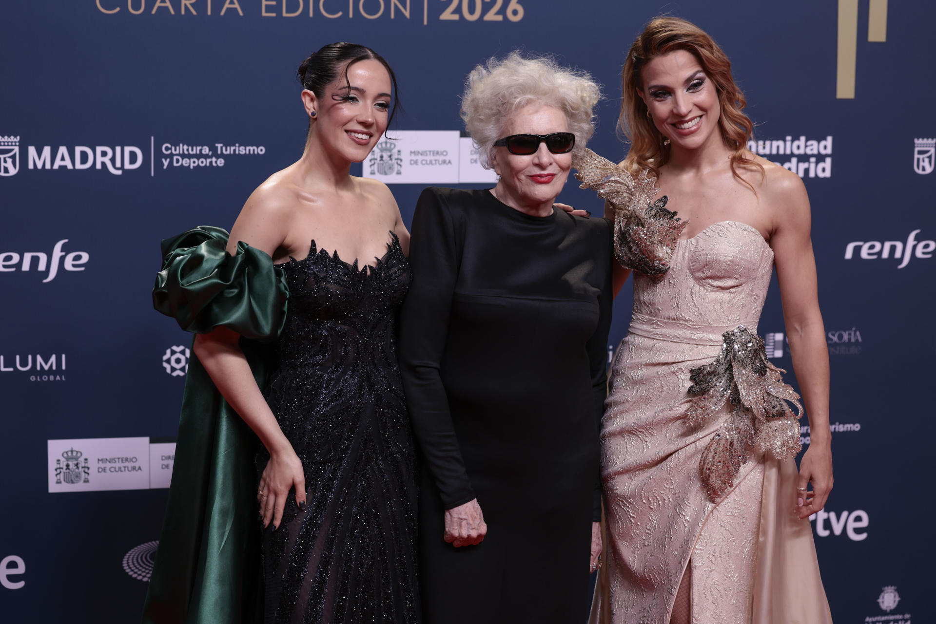 La presidenta de la Academia de las Artes Escénicas de España Magüi Mira (c) posa a su llegada a la gala de la cuarta edición de los Premios Talía (Premios de la Academia de las Artes Escénicas de España), este lunes en los Teatros del Canal, en Madrid. EFE/Juanjo Martín
