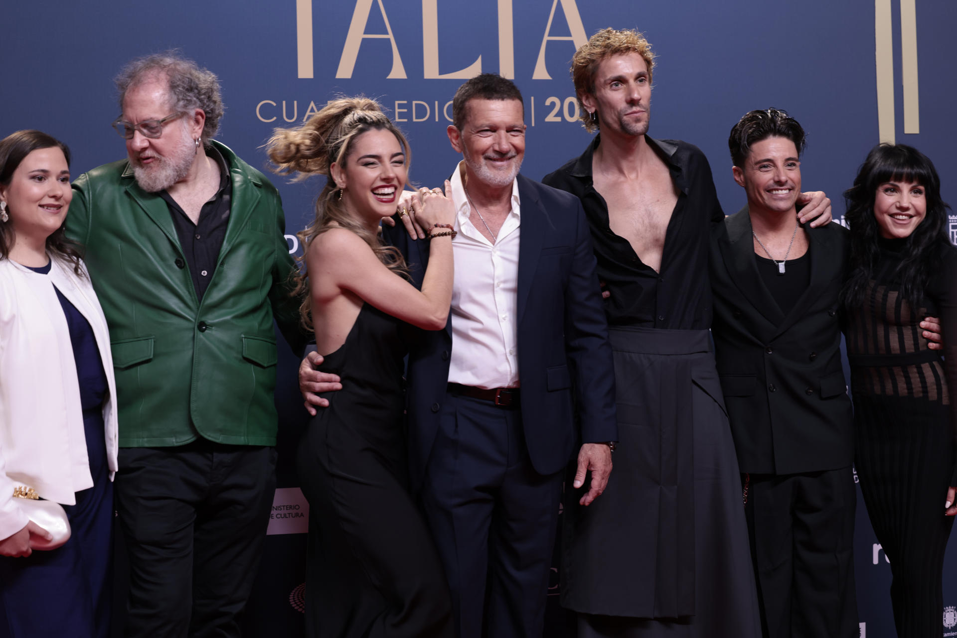 El actor y director Antonio Banderas (c) a su llegada a la gala de la cuarta edición de los Premios Talía (Premios de la Academia de las Artes Escénicas de España) celebrada este lunes en los Teatros del Canal, en Madrid. EFE/Juanjo Martín
