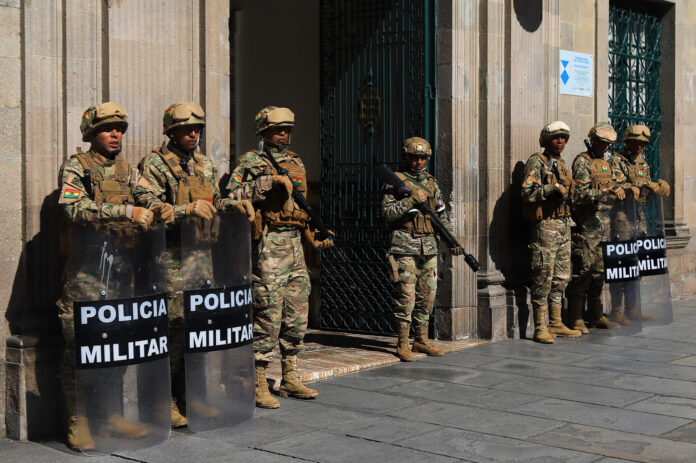 Integrantes de la Policía Militar de Bolivia custodian el antiguo palacio de gobierno este lunes, en La Paz (Bolivia). EFE/ Gabriel Márquez
