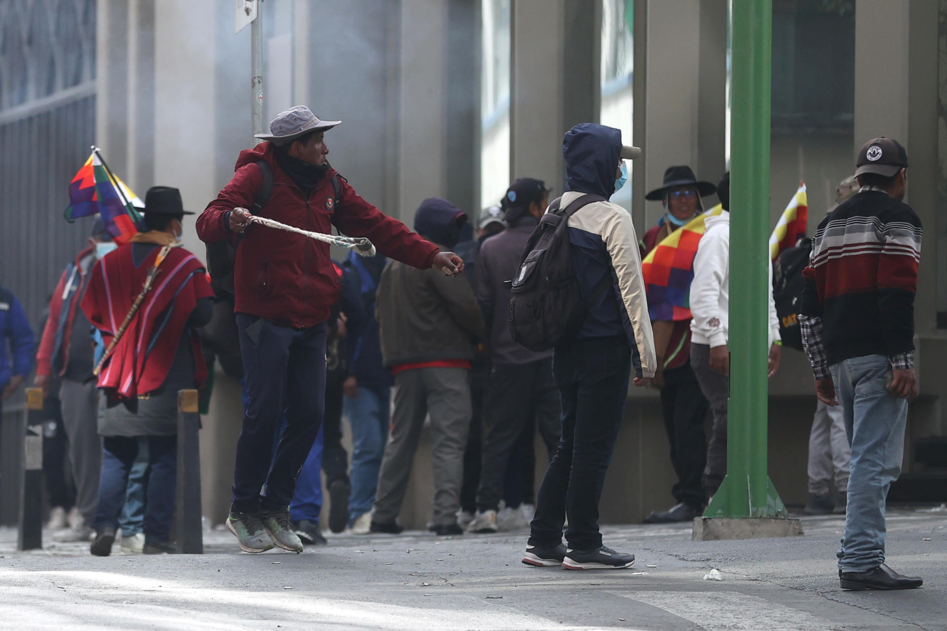 Manifestantes se enfrentan con la policía durante una protesta para exigir la renuncia del presidente Rodrigo Paz este lunes, en La Paz (Bolivia). EFE/ Luis Gandarillas
