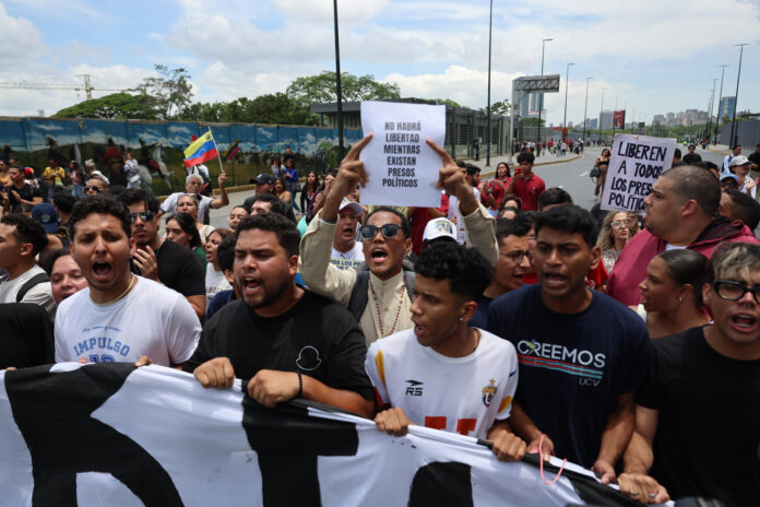 Estudiantes universitarios se manifiestan este lunes, durante un homenaje por la muerte de Carmen Navas, en Caracas (Venezuela). EFE/ Miguel Gutiérrez
