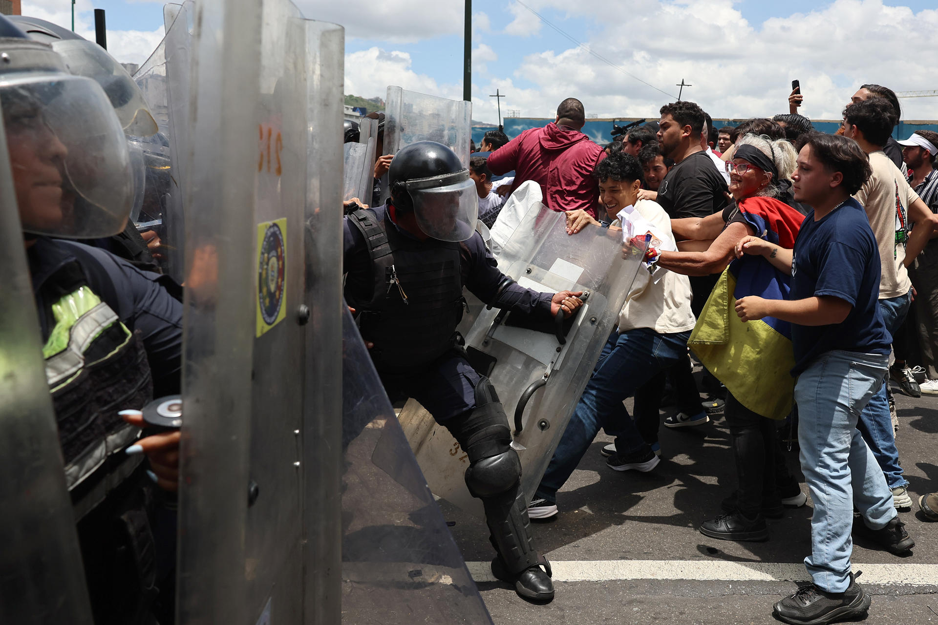 Estudiantes universitarios se enfrentan con integrantes del Cuerpo de Policía Nacional Bolivariana (CPNB) este lunes, durante un homenaje por la muerte de Carmen Navas, en Caracas (Venezuela). EFE/ Miguel Gutiérrez
