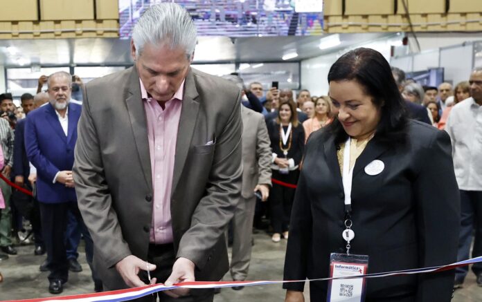 Fotografía de archivo, tomada en marzo de 2024, en la que se captó al presidente de Cuba, Miguel Diaz-Canel, junto a su ministra de comunicaciones, Mayra Arevich Marín, en La Habana (Cuba). Arevich Marín fue sancionada por el Departamento del Tesoro de EE.UU., en el marco de las presiones de Washington para provocar cambios políticos en la isla. EFE/Ernesto Mastrascusa
