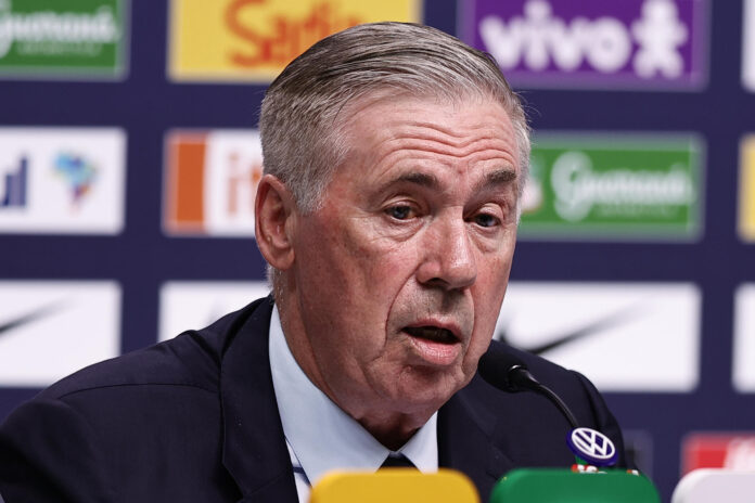 El seleccionador de Brasil, el italiano Carlo Ancelotti, habla durante la rueda de prensa en la que anunció la lista de los 26 convocados para el Mundial 2026 en Río de Janeiro (Brasil). EFE/ Andre Coelho
