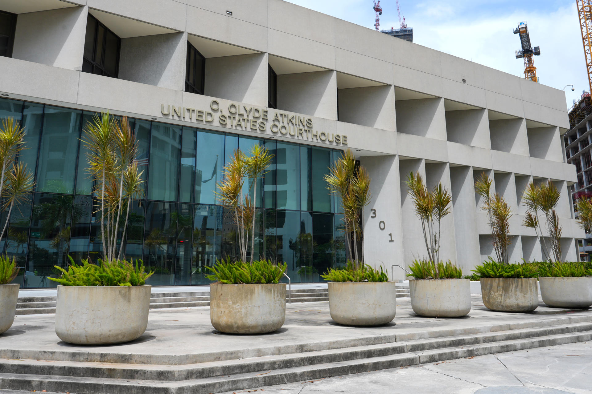 Vista general de la fachada del Tribunal Federal C. Clyde Atkins este lunes, 18 de mayo, en el que empresario colombiano Alex Saab fue acusado de lavado de dinero, en Miami (FL, EE.UU.). EFE/Alberto Boal
