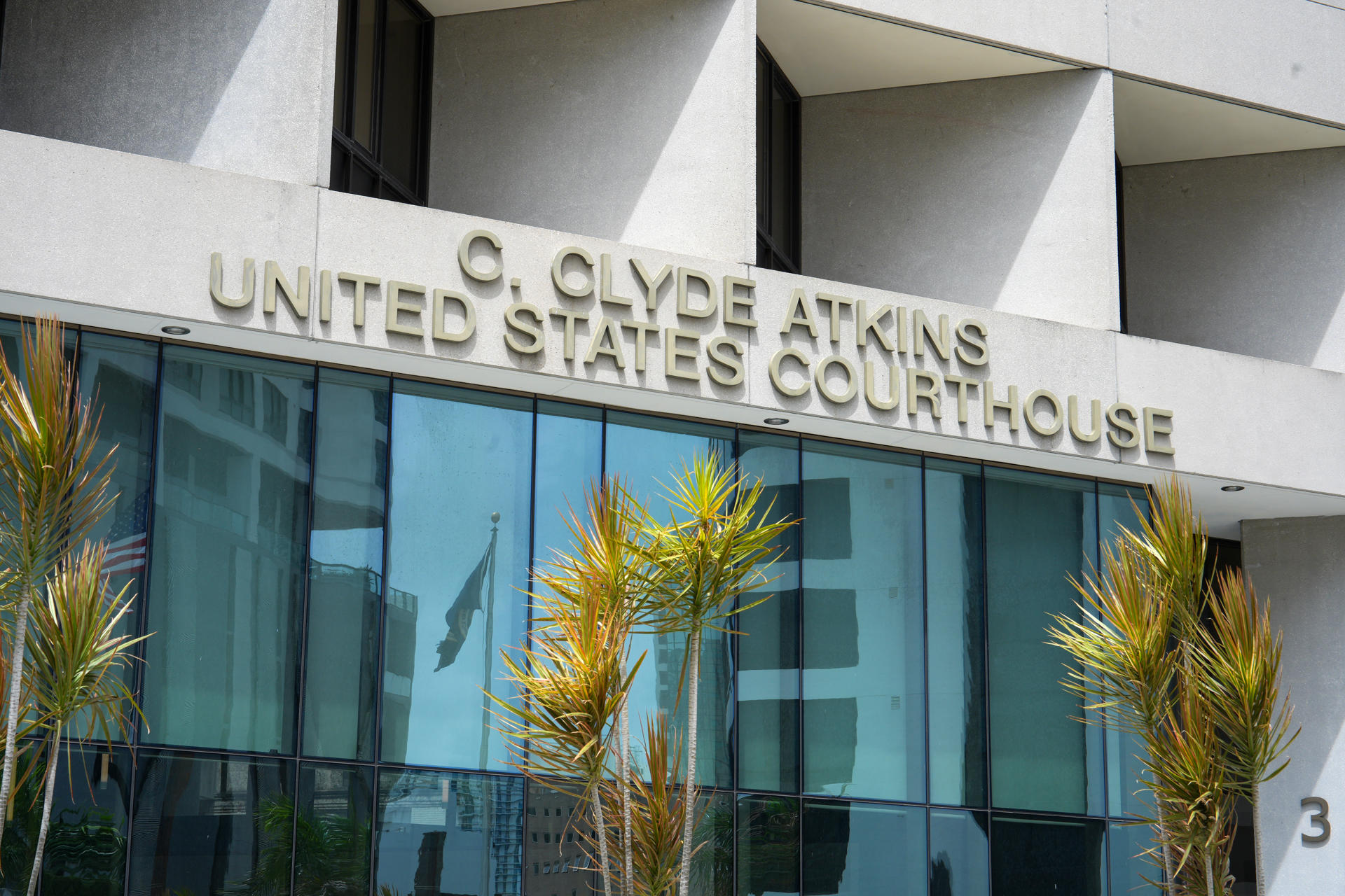 Detalle de la fachada del Tribunal Federal C. Clyde Atkins este lunes, 18 de mayo, en el que empresario colombiano Alex Saab fue acusado de lavado de dinero, en Miami (FL, EE.UU.). EFE/Alberto Boal
