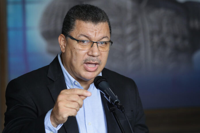 Fotografía de archivo en la que se captó al secretario general del partido opositor venezolano Movimiento Por Venezuela (MPV), Simón Calzadilla, durante una rueda de prensa, en Caracas (Venezuela). EFE/Ronald Peña

