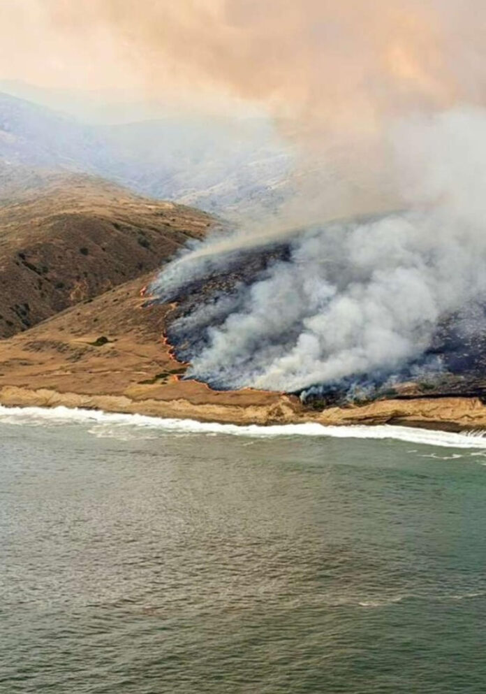 Fotografía tomada de la cuenta oficial en Instagram @uscg_airstation_ventura de la Estación aérea de la Guardia Costera de Ventura que muestra una zona afectada por un incendio forestal, este 18 de mayo de 2026 en Ventura, California (Estados Unidos). EFE/ @uscg_airstation_ventura
