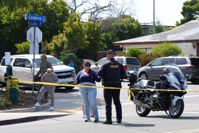 Un integrante de la Policía de San Diego custodia la zona donde fallecieron al menos cinco personas en el ataque contra una mezquita este lunes, en San Diego (Estados Unidos). EFE/ Omar Alonso

