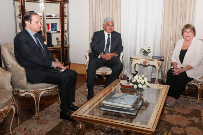 Fotografía cedida por la Presidencia de Panamá de su mandatario, José Raúl Mulino (c), junto a la exmandataria chilena Michelle Bachelet y el canciller de Panamá, Javier Martínez Acha, durante una reunión este lunes, en Ciudad de Panamá (Panamá). EFE/ Presidencia de Panamá /SOLO USO EDITORIAL/NO VENTAS/ SOLO DISPONIBLE PARA ILUSTRAR LA NOTICIA QUE ACOMPAÑA (CRÉDITO OBLIGATORIO)
