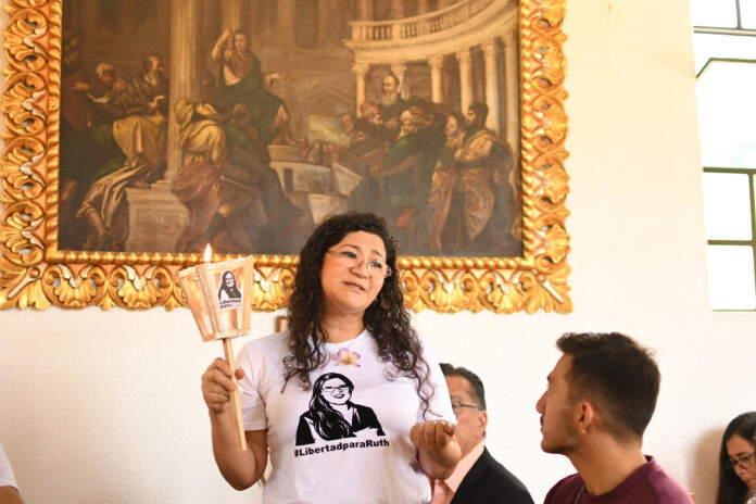 La abogada de la ONG Cristosal, Zaira Navas, habla durante una ceremonia religiosa este lunes, en honor a la abogada salvadoreña Ruth López en la capilla de la Universidad Rafael Landívar, en Ciudad de Guatemala (Guatemala). EFE/ Alex Cruz
