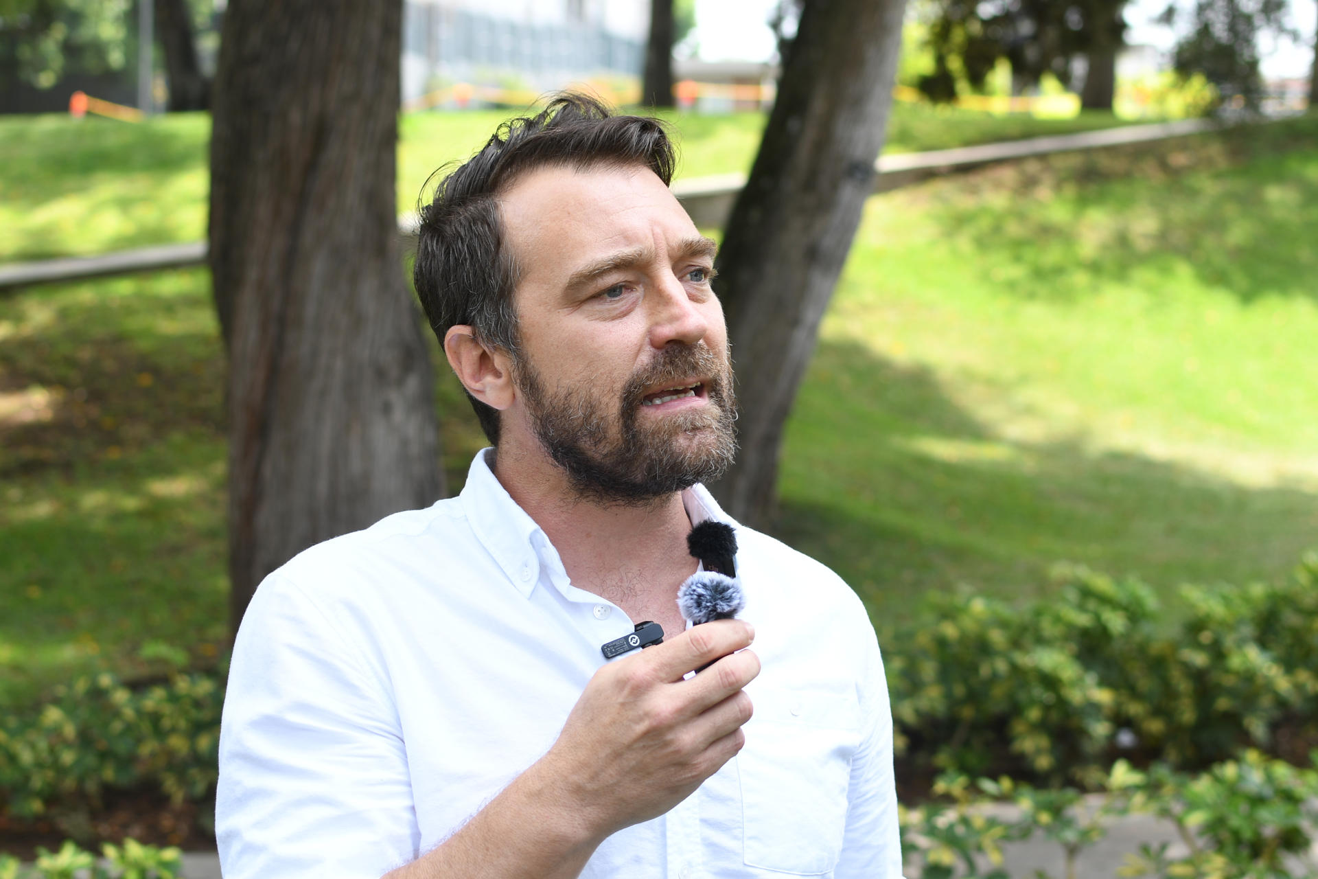 El director de la organización humanitaria Cristosal, Noa Bullock, habla durante una entrevista con EFE este lunes, en Ciudad de Guatemala (Guatemala). EFE/ Alex Cruz
