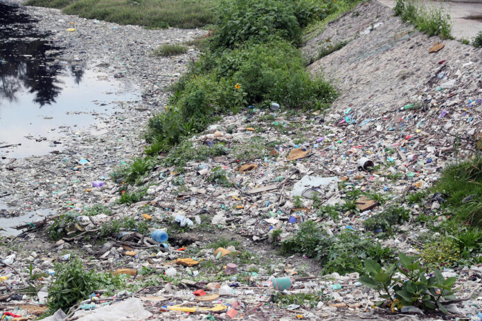 Fotografía de archivo que muestra basura acumulada en el Río Tacubaya, en la Ciudad de México (México). EFE/ Mario Guzmán
