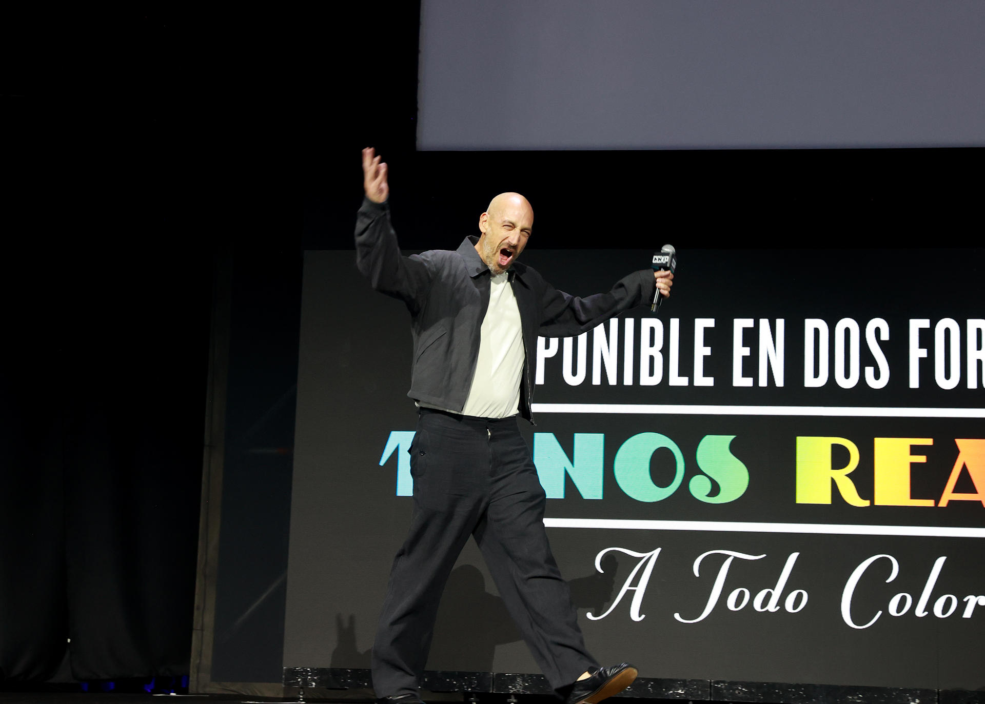 Fotografía del 25 de abril de 2026 del cineasta estadounidense Oren Uziel reaccionando durante el foro de la CCXPMX 2026 en Ciudad de México (México). EFE/Alex Cruz
