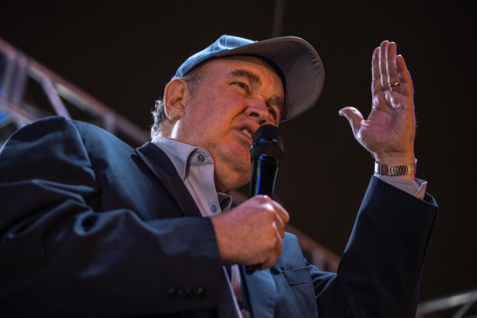 El candidato a la Presidencia de Perú Rafael López Aliaga habla durante una manifestación contra los organismos electorales y los resultados que lo dejan fuera de la segunda vuelta, este lunes en Lima (Perú). EFE/ John Reyes
